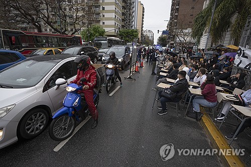 '밤샘·거리수업 시위'…아르헨 국립대생, 대학예산 증액 요구