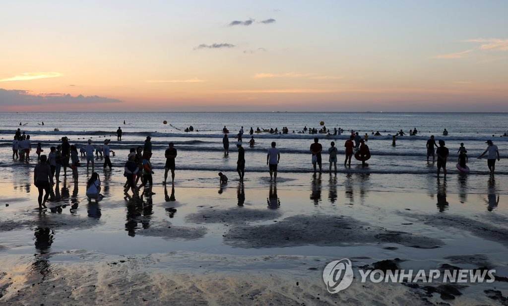 제주시 삼양해수욕장에서 피서객들이 물놀이하거나 해변을 걷고 있다. [연합뉴스 자료사진]