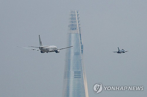 戦闘機の護衛受け飛行