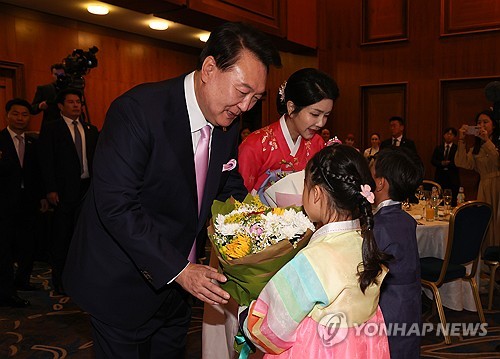 尹, 체코 동포들 만나 "양국 협력 확대, 동포사회에 큰 기회"