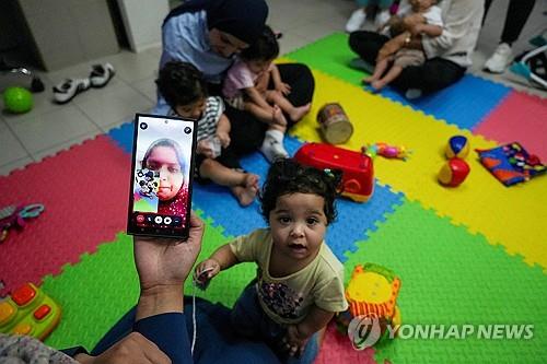 세쌍둥이 낳자마자 1년째 생이별…가자전쟁에 조각난 삶들