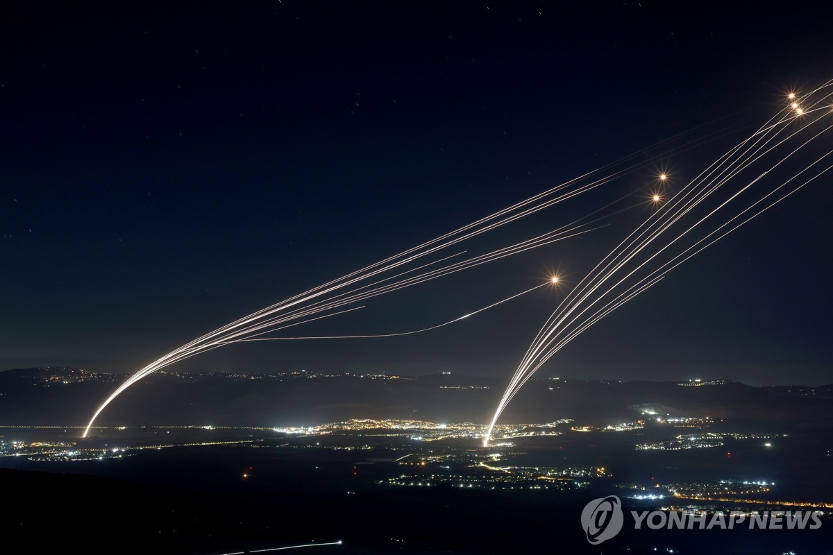 3일(현지시간) 헤즈볼라 로켓 격추하는 이스라엘의 방공체계 '아이언 돔' [EPA 연합뉴스. 재판매 및 DB 금지]