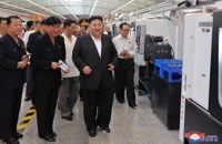 Kim Jong-un dans une usine militaire