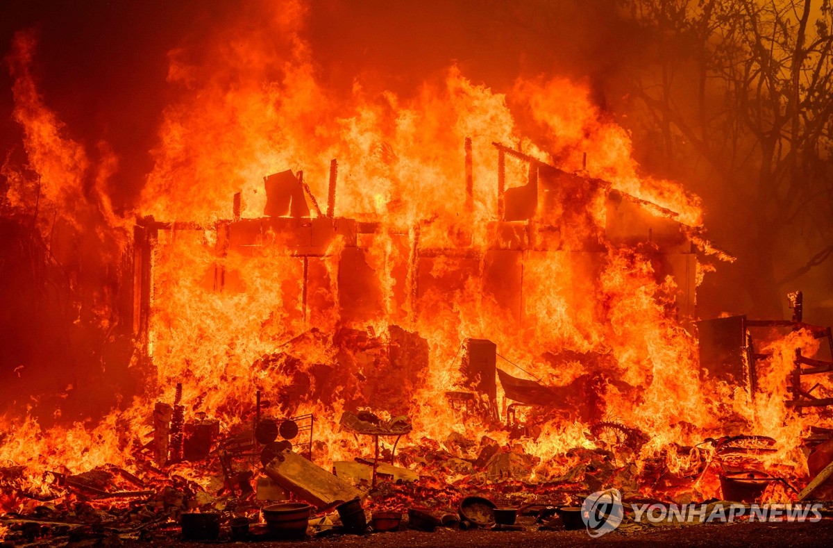 캘리포니아 주택 삼키는 시뻘건 불길