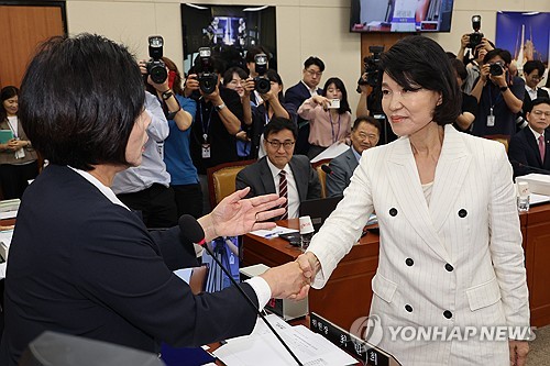 최민희 과방위원장, 이진숙 귀에 대고 "나와 싸우려 하면 안 돼"