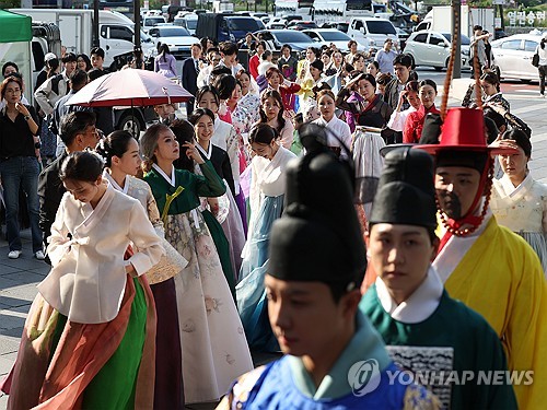 '한복 패션쇼'… 2024 인사동 엔틱 & 아트페어 개막