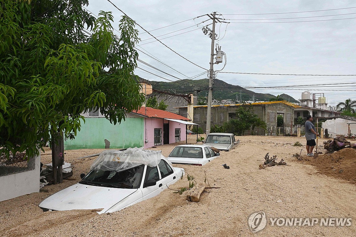 '좀비 폭풍' 멕시코서 최소 16명 사망…차량 침수도 속출