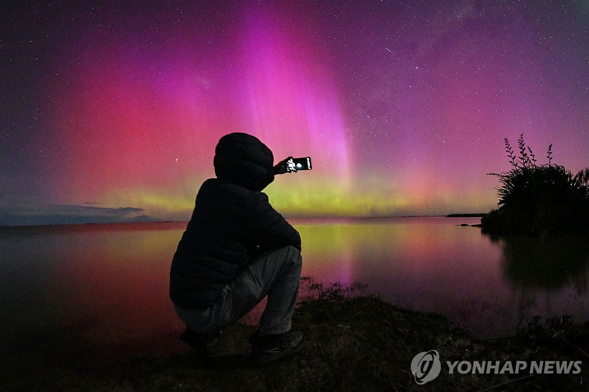 '찬란한 아름다움'…뉴질랜드 엘즈미어호에서 오로라 남극광 관측