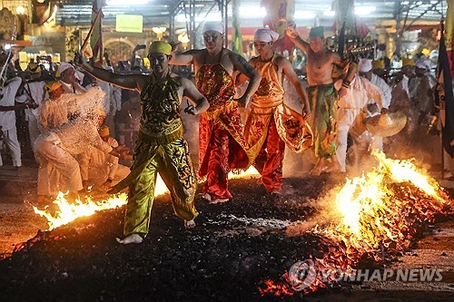 '불타는 석탄 위 걷기'…말레이시아 아홉황제신의 축제