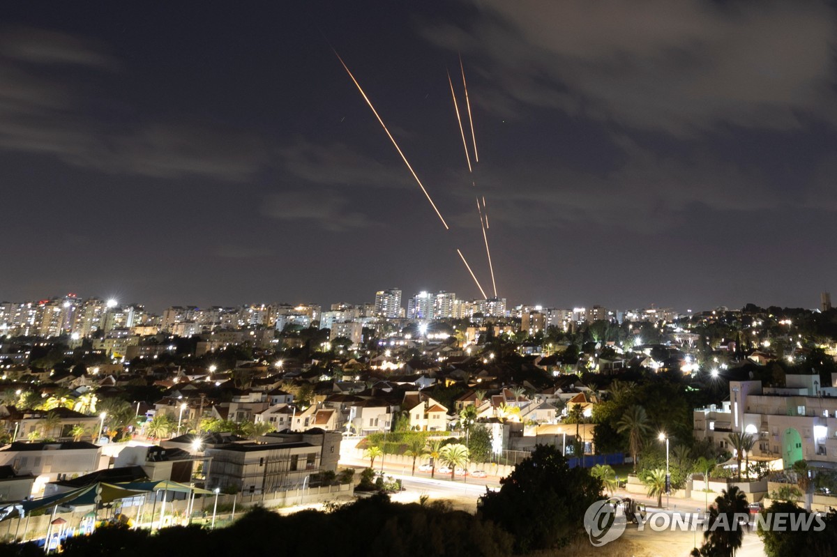 이란, 이스라엘에 탄도미사일 180발…"하니예·나스랄라의 보복"