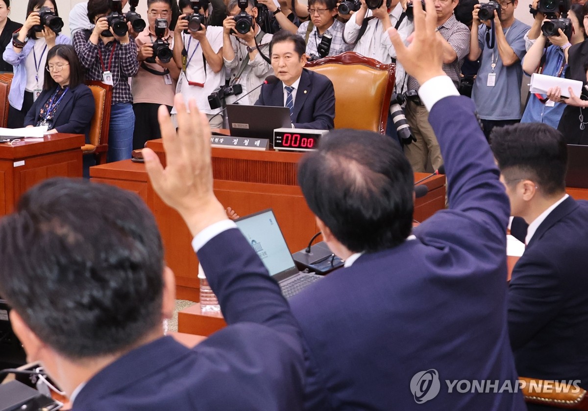 '윤 대통령 탄핵 국민청원' 청문회 채택 앞두고 여야 신경전