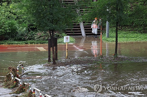 韓国首都圏・中部に大雨　危機警報「警戒」へ引き上げ