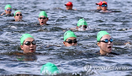 무더위 '대서'에 전투 수영…경남 해사 옥포만 해상훈련장