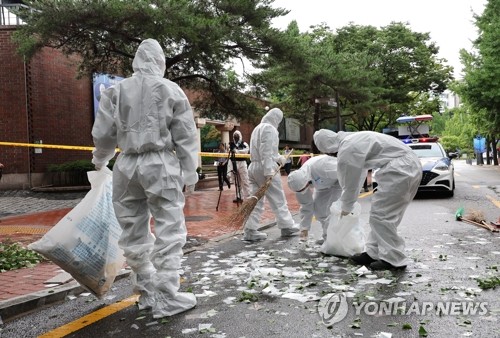 용산 대통령실 청사에 北 쓰레기풍선 낙하…"위험성 없어 수거"