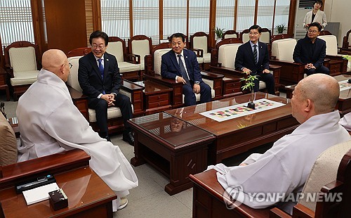 이재명 "종교계, 의료문제 중재 나서달라" 진우스님 "노력하겠다"