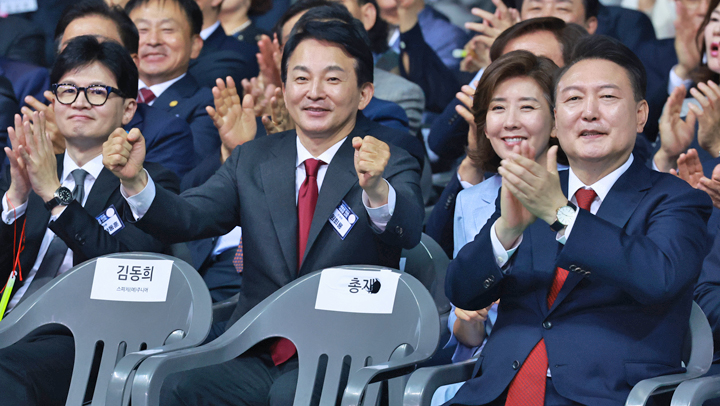 '당권 주자들과 함께'…尹 대통령, 자유총연맹 창립기념식 참석 