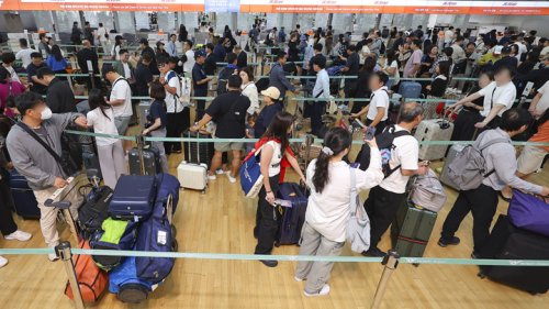 >징검다리 연휴 승객들로 붐비는 인천공항 