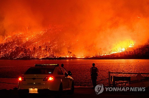 '폭염 속 잇단 산불'…美 캘리포니아 덮친 '톰프슨 파이어'