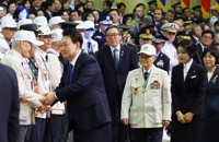 윤석열 대통령, 6·25전쟁 74주년 행사 참석 국가유공자와 인사