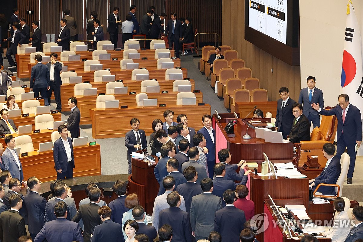 투표하는 야당, 항의하는 여당