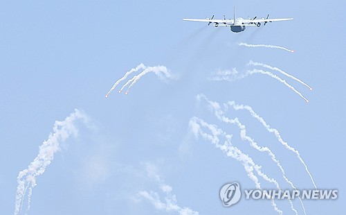 火炎放つ韓国軍機