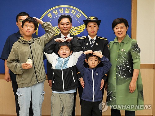 尹, '세 아이 어머니' 순경 임용 축하…"엄마경찰 더 많이 나오도록"