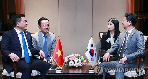 وزير الصناعة الكوري مع نظيره الفيتنامي
