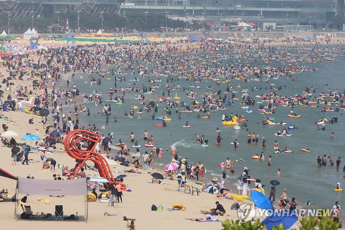 휴가 절정 맞은 해운대 해수욕장