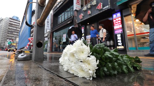 >시청역 사고 현장에 놓인 국화꽃