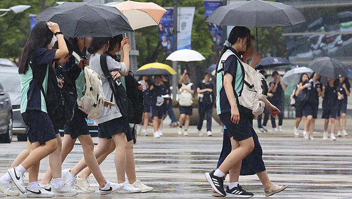 '늦더위 식히는 비'…전국 흐리고 곳곳 비