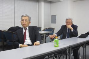 写真㊧が辞任した中島前会長。㊨は菅副会長