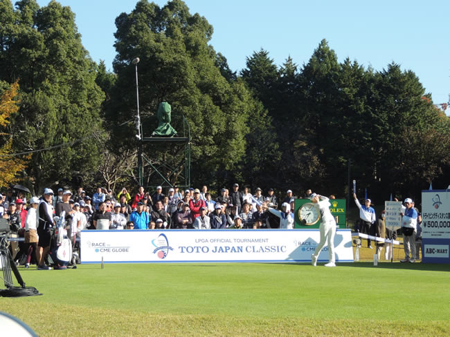 日米女子共催のＴＯＴＯジャパンクラシックは、大勢のファンが集まった（茨城・太平洋クラブ美野里、１番ティーグラウンド）