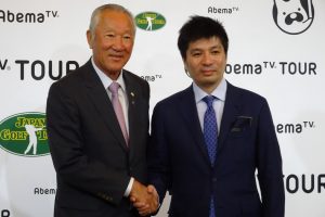 がっちり握手するＪＧＴＯ青木功会長（左）とＡｂｅｍａＴＶ藤田晋社長（右）＝１８・１・３０東京・ＡＮＡインターコンチネンタルホテル東京