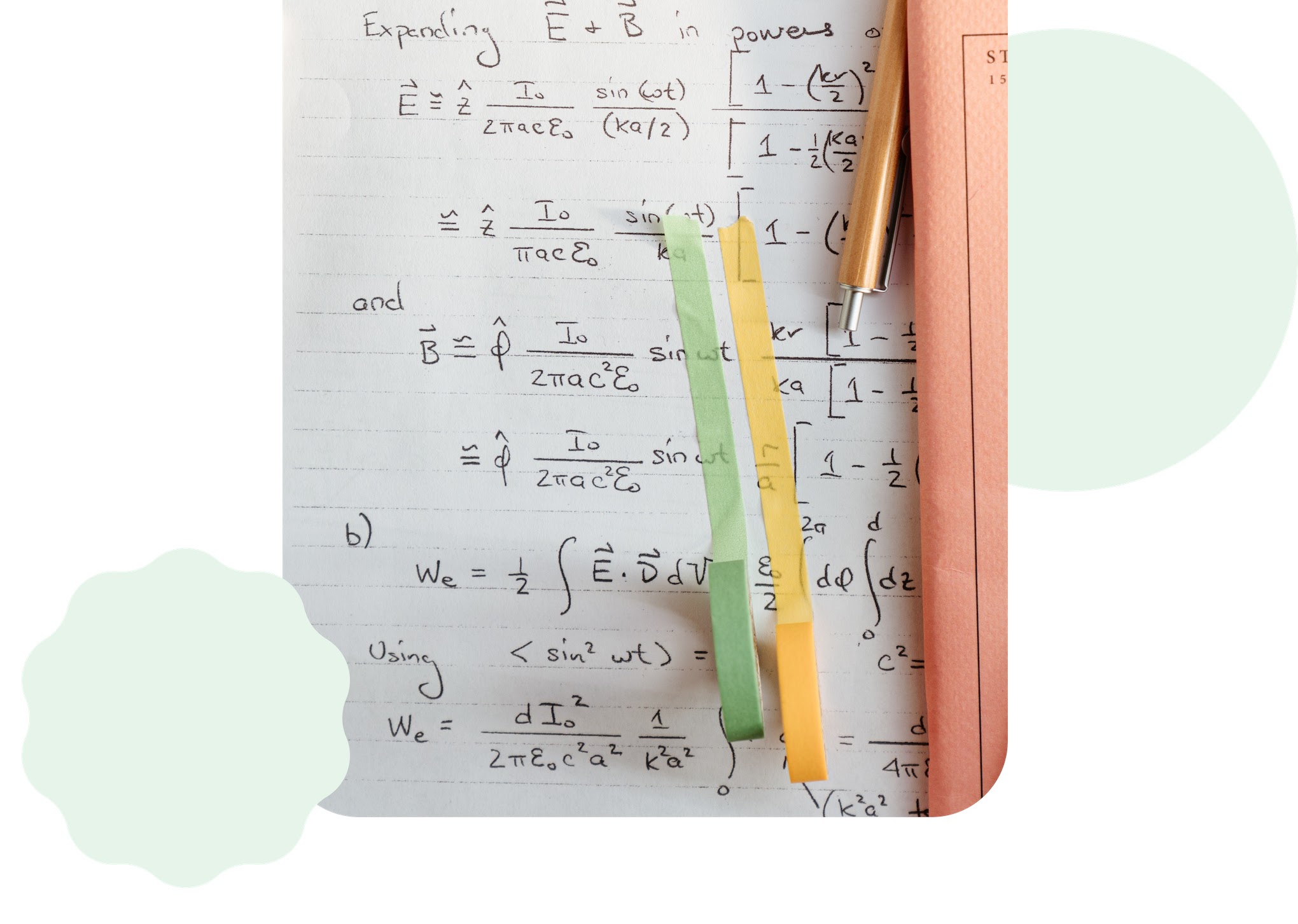 Imagen de un caso práctico en el que se usa Lens para hacer deberes. Se muestran operaciones matemáticas escritas en un papel, con formas geométricas verdes y el logotipo de Lens superpuestos.