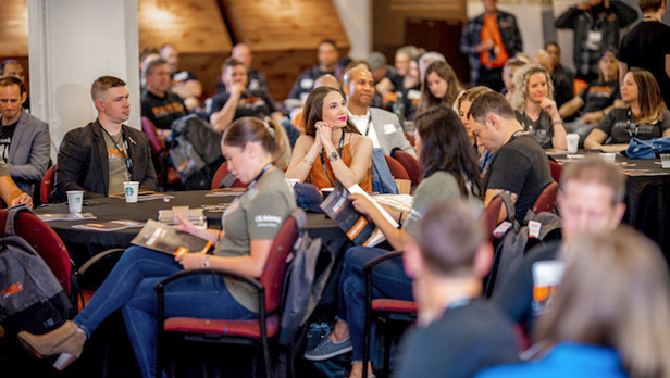 Participantes del Cumbre Nacional de Bunker Labs 2019 sentados juntos en un cuarto de conferencias