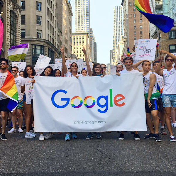 Googlers marchando juntos en un Desfile del Orgullo