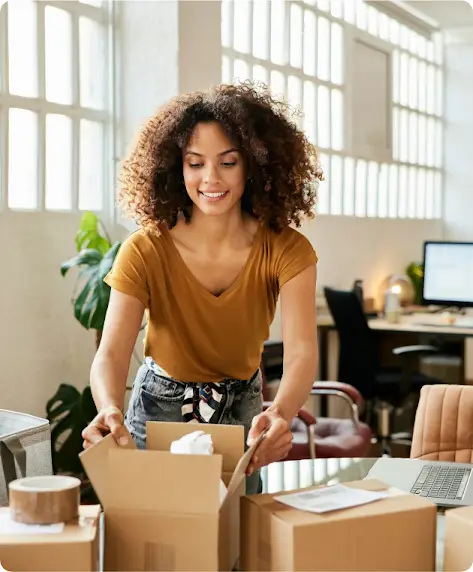 Femme emballant une boîte brune pour l’expédition