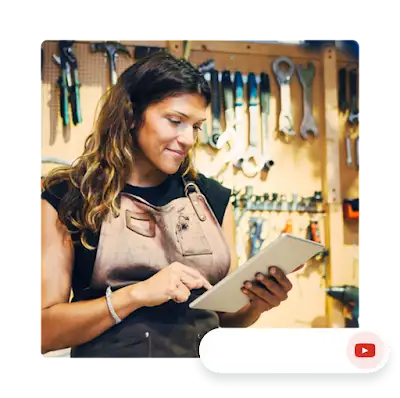 Mujer en un taller mirando una tablet