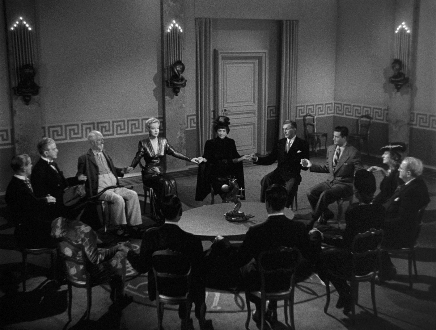 Ray Milland, Dan Duryea, Hillary Brooke, Cyril Delevanti, Carl Esmond, Mary Field, Lester Matthews, Alan Napier, Albert Petit, Marjorie Reynolds, and Erskine Sanford in Ministry of Fear (1944)