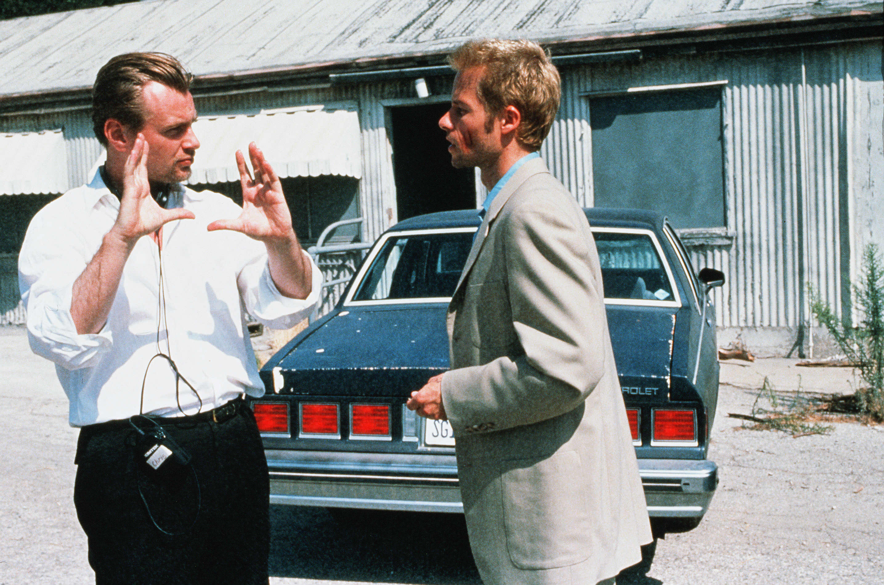 Guy Pearce and Christopher Nolan in Memento (2000)