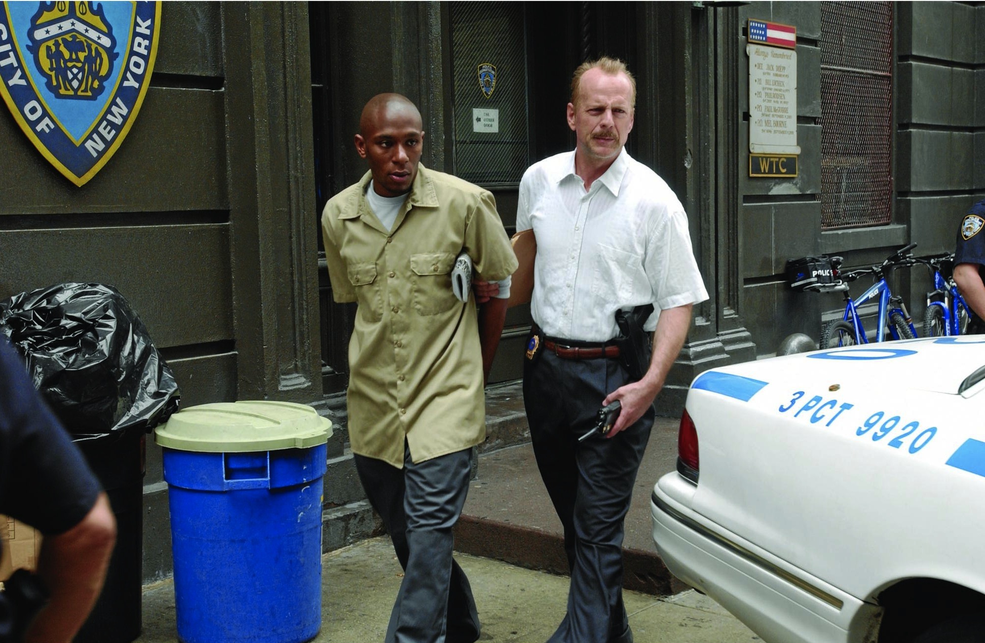 Bruce Willis and Yasiin Bey in 16 Blocks (2006)