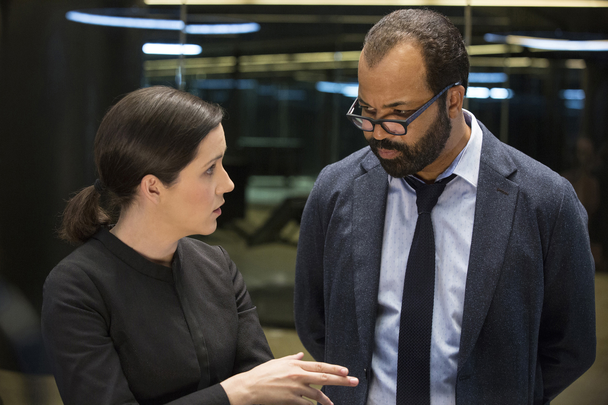 Shannon Woodward and Jeffrey Wright in Westworld (2016)