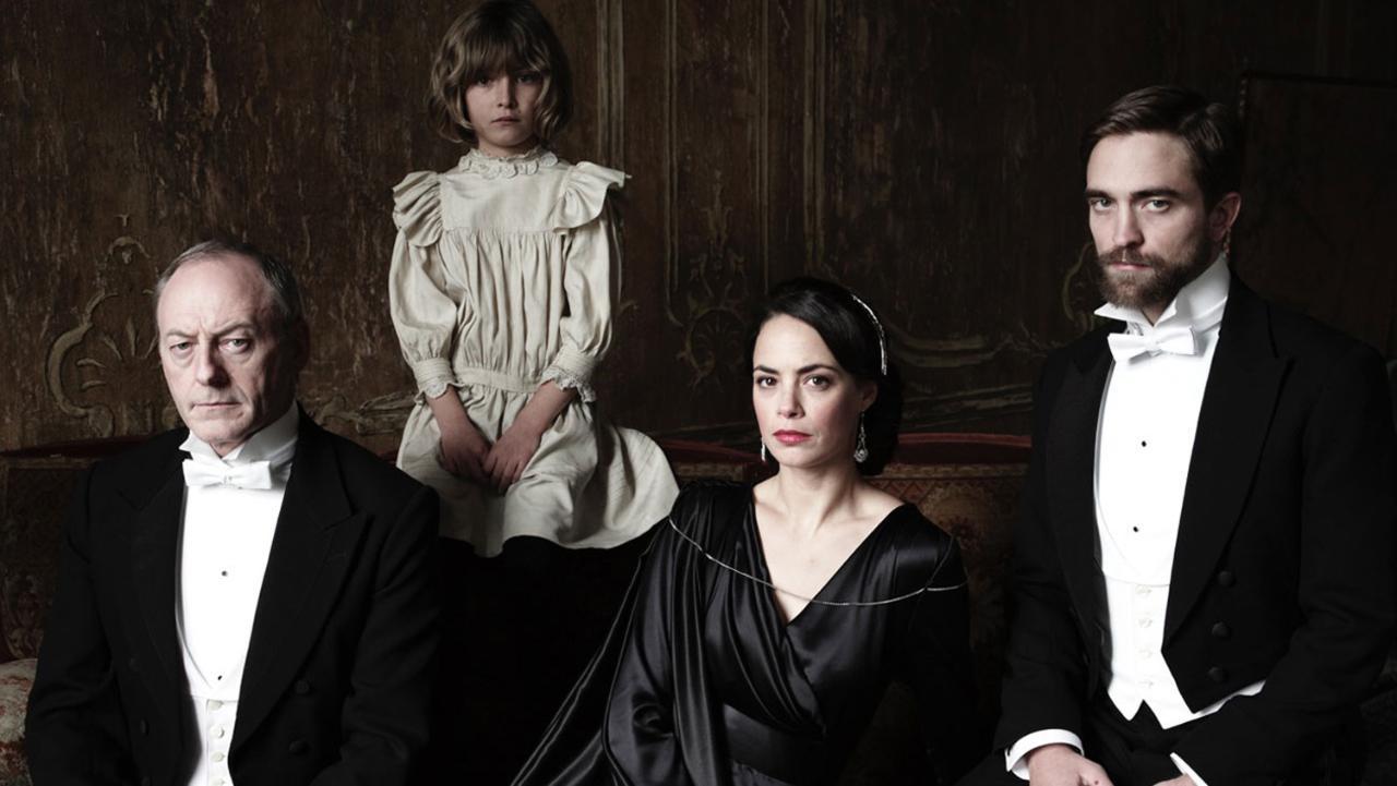 Bérénice Bejo, Liam Cunningham, Robert Pattinson, and Tom Sweet in The Childhood of a Leader (2015)