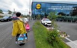 Au Lidl bordant les tours du quartier de Kerourien, à Brest, le pouvoir d’achat est évidemment une question qui interpelle les consommateurs. Toutes les deux retraitées solos, Annie et Michelle ignorent encore pour qui elles vont voter, aux législatives du 30 juin 2024. (Le Télégramme/Sophie Prévost)