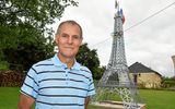 Jean-Claude Amice a construit une Tour Eiffel de 5 m de haut dans son jardin. (Claire Staes/Le Télégramme)