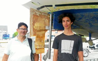 Éric Lanoue et Dimitri ont constaté l’ampleur des dégâts lorsque le bateau a été mis à sec. (Photo Arnaud Montfort)