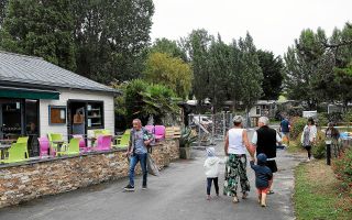 Les touristes continuent de profiter de leur séjour au camping après l’incendie. (Patrick Chevalier/Le Télégramme)