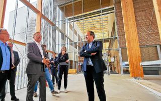 Président de l’Ademe, Sylvain Waserman (à gauche) a visité le collège Jean-Racine à Saint-Brieuc, rénové avec des techniques écologiques innovantes. (Le Télégramme/Édouard Lantenois)