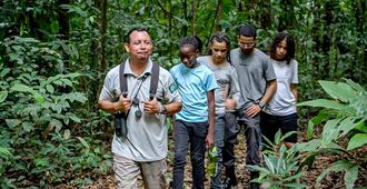 Melvin, Stephi, Yann et Perrine guidés par un garde technicien des Nouragues au sein de la réserve.