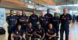 10 sapeurs-pompiers volontaires de Guyane partent pour Paris et les JO... Oui ils sont 12 sur la photo, mais deux d'entre eux ne font pas partie de l'équipe envoyée.